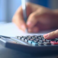 Cette année, l'URSAFF fixe un plafond de dépense pour les activités sociales et culturelles.