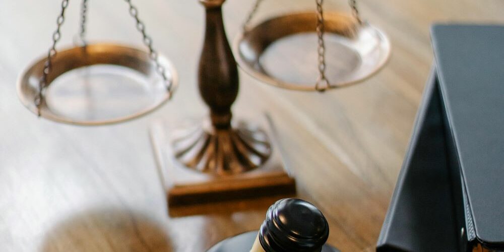 index égalité homme femme Index egalité femmes-hommes Balance et marteau de justice représentant l'index d'égalité hommes-femmes : symboles de justice et d'équité dans le monde professionnel.