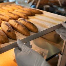 Illustration pour la situation économique 2023 des marchés de la boulangerie industrielle et des œufs